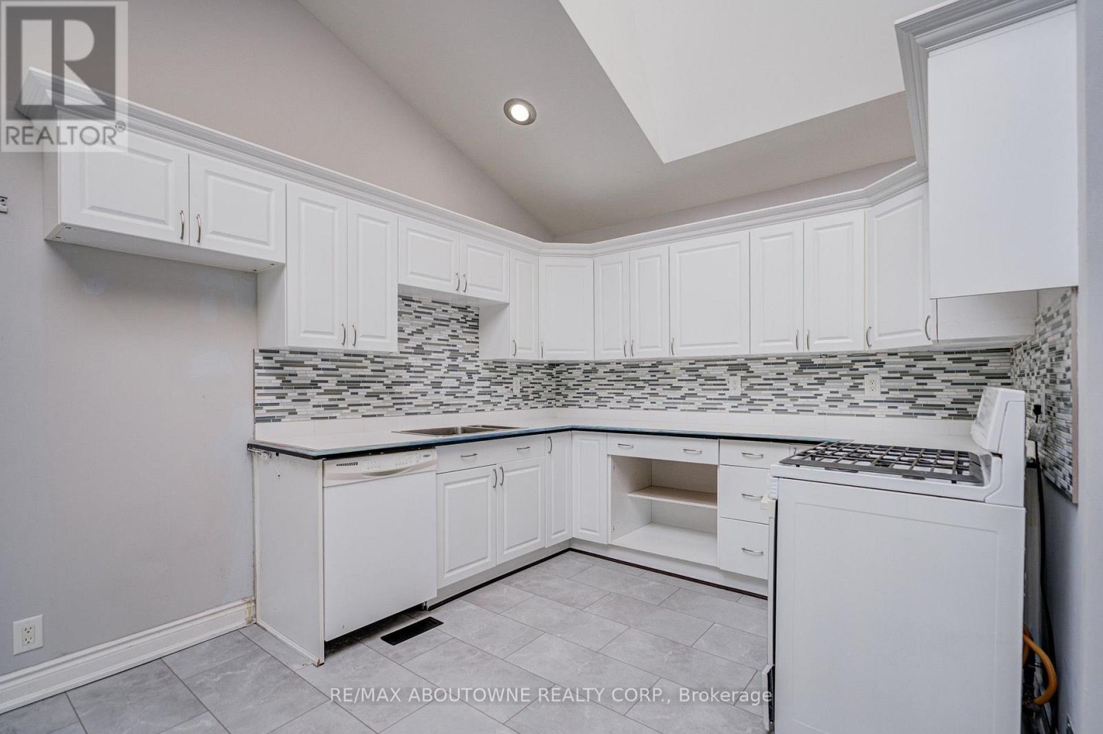 13 Broadview Avenue, Mississauga, Ontario  L5H 2S8 - Photo 26 - W13674026