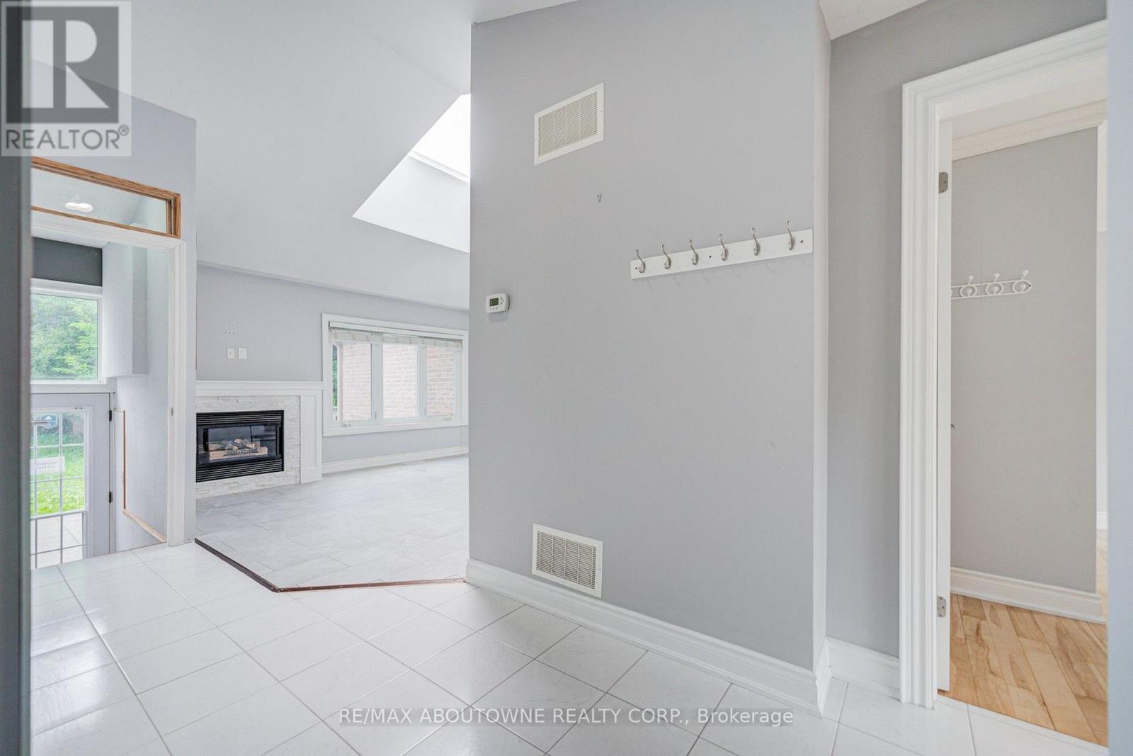 13 Broadview Avenue, Mississauga, Ontario  L5H 2S8 - Photo 9 - W13674026