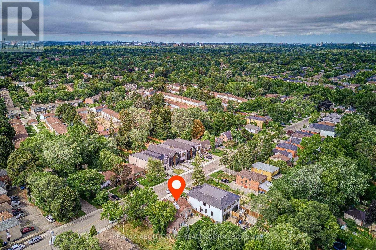 13 Broadview Avenue, Mississauga, Ontario  L5H 2S8 - Photo 6 - W13674026