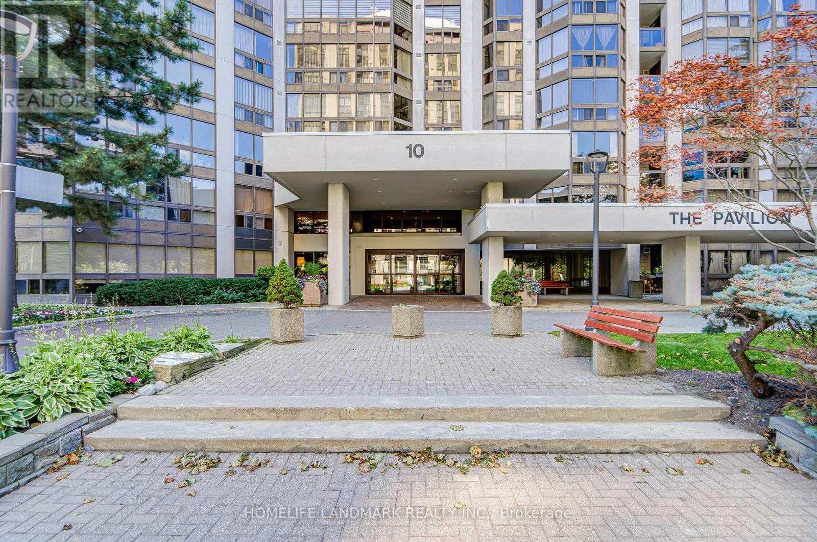 <div class="slider-price">$609,000</div><p>Ph 05 - 10 Kenneth Avenue, Toronto, Ontario</p>