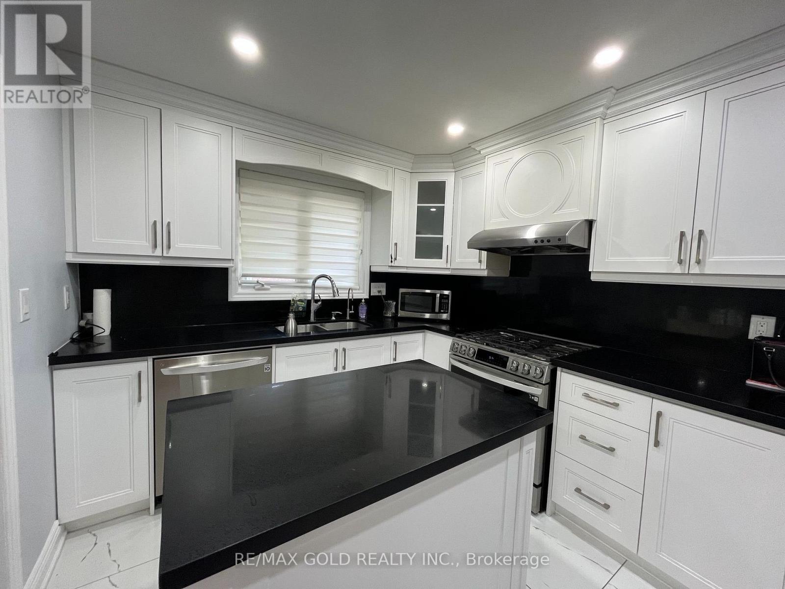 30 Moynes Avenue, Toronto, Ontario  M8Y 3B8 - Photo 17 - W13680144
