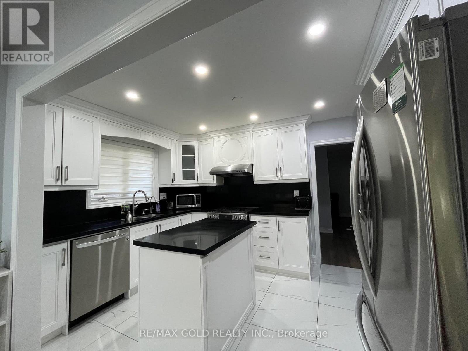 30 Moynes Avenue, Toronto, Ontario  M8Y 3B8 - Photo 4 - W13680144