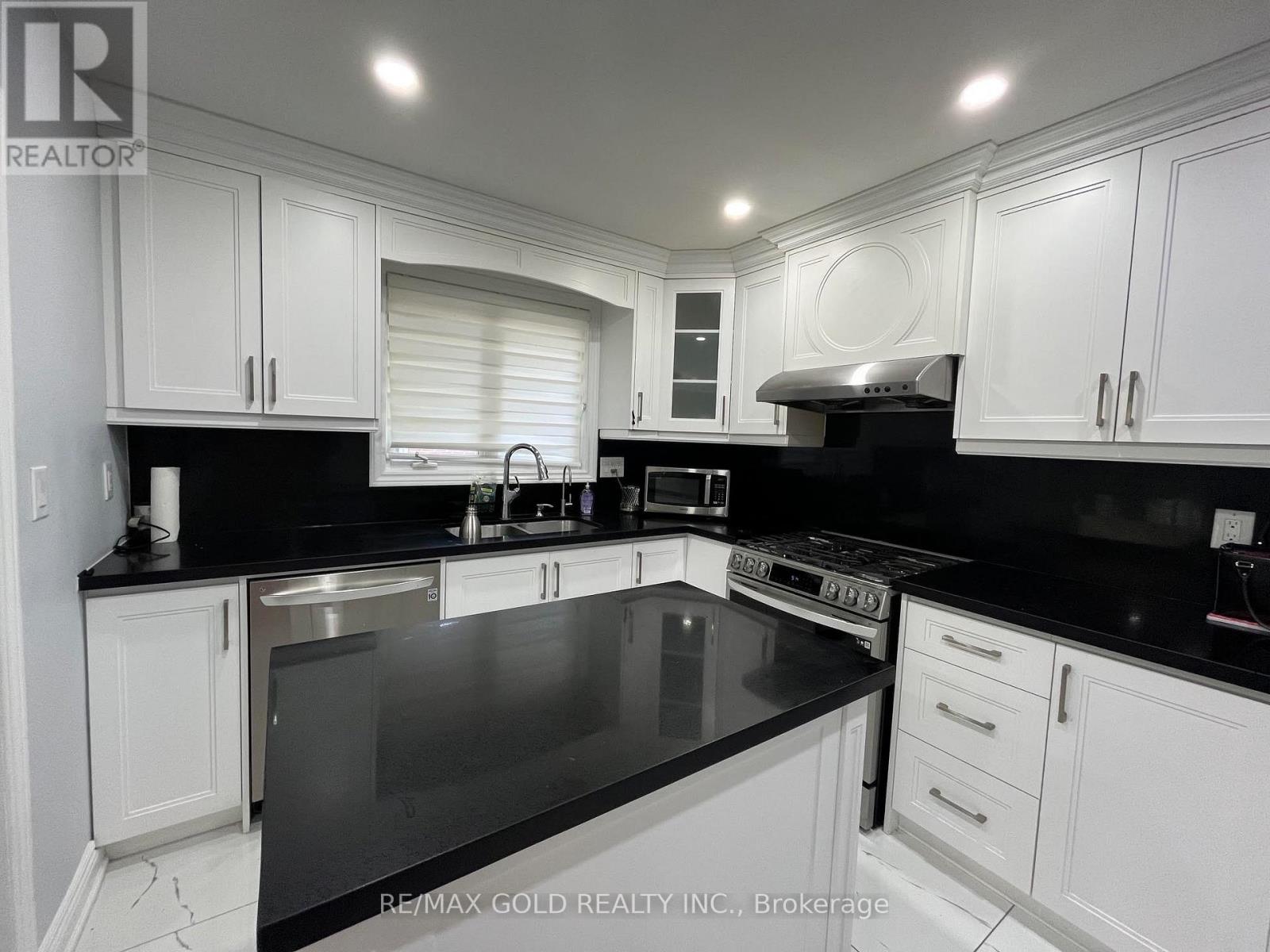 30 Moynes Avenue, Toronto, Ontario  M8Y 3B8 - Photo 5 - W13680144
