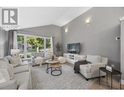 2 ROSSWOOD CRESCENT, Toronto, Ontario
