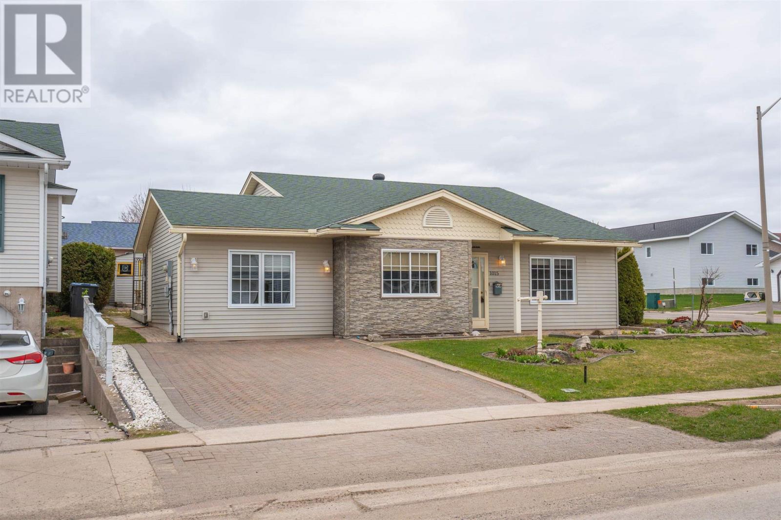1015 Lake St, Sault Ste. Marie, Ontario  P6B 6B5 - Photo 2 - SM262196