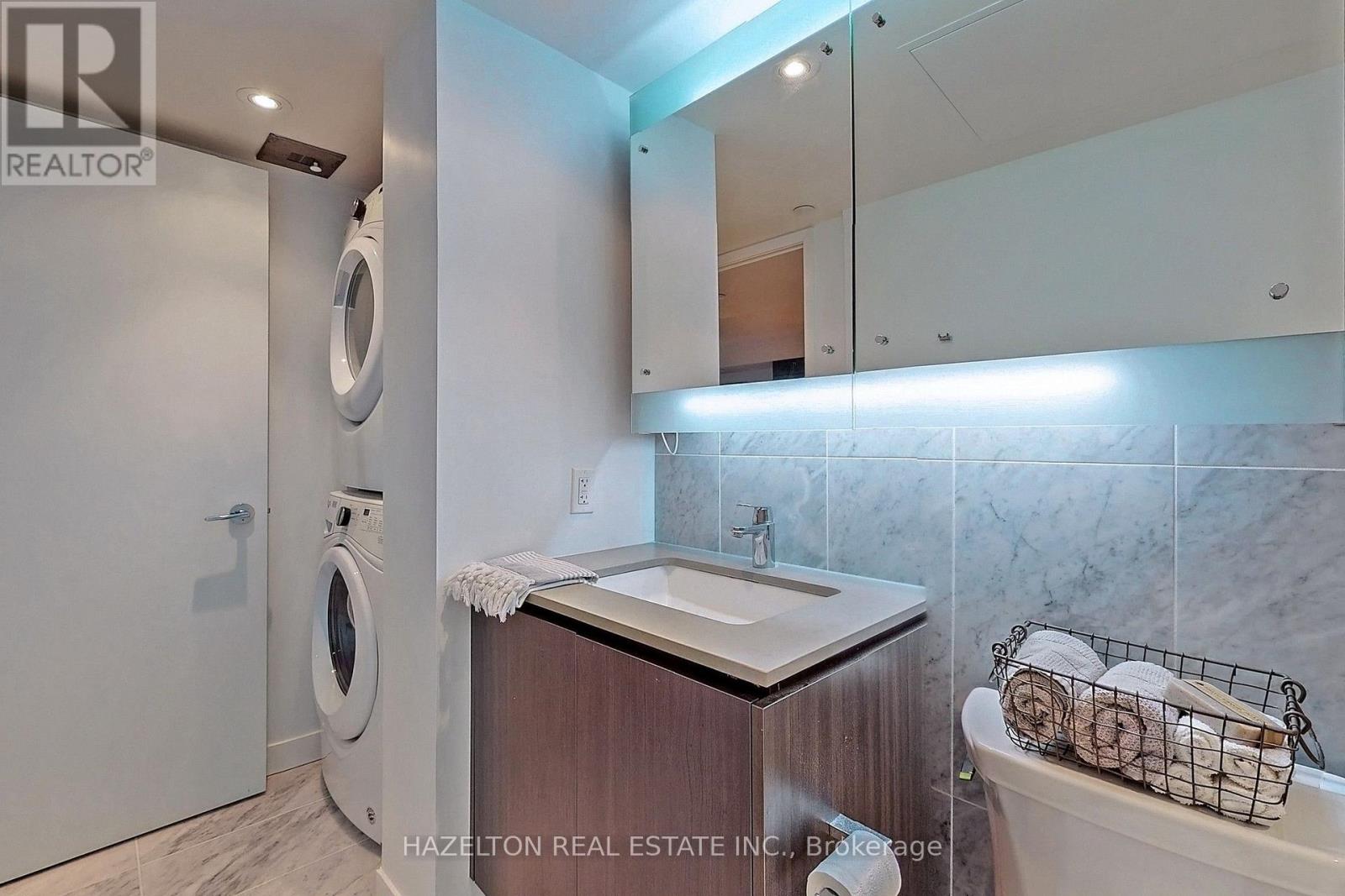 2510 - 70 Queens Wharf Road, Toronto, Ontario  M5V 0J2 - Photo 13 - C13680604