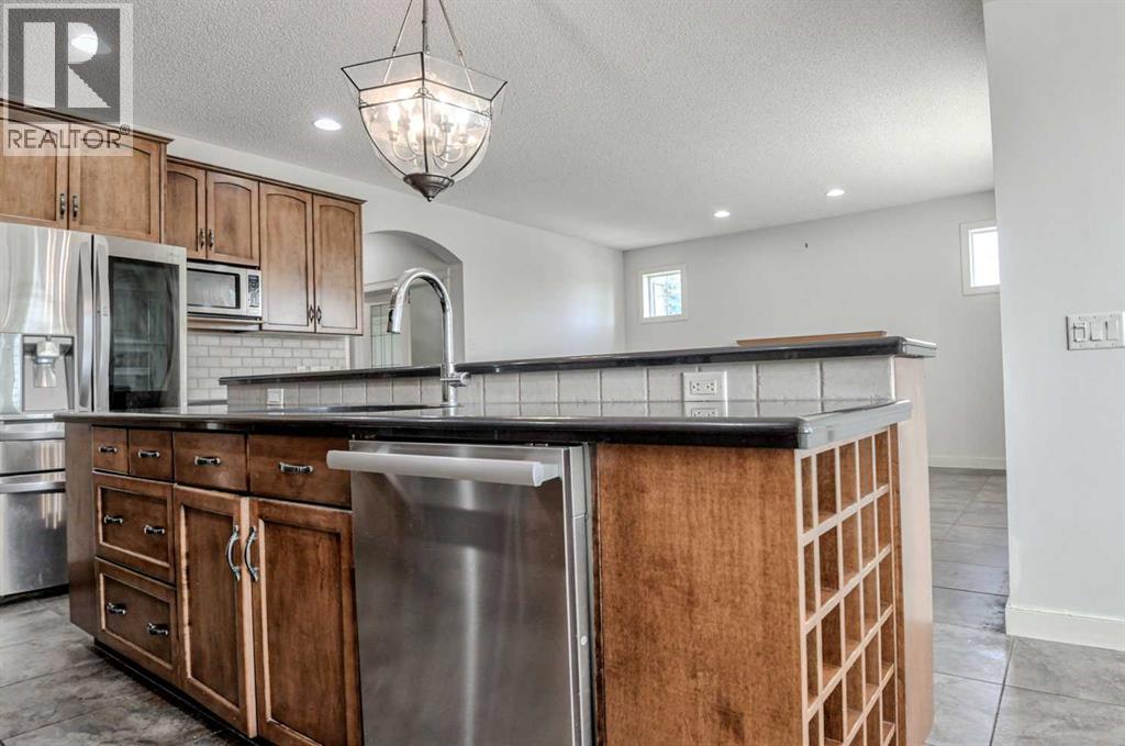 204 Eversyde Mews SW, Calgary, Alberta  T2Y 5A4 - Photo 4 - A2337730