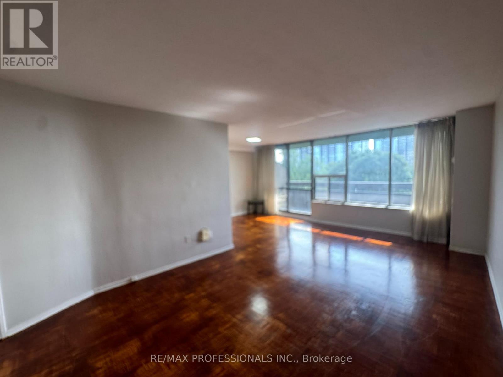 602 - 11 Wincott Drive, Toronto, Ontario  M9R 2R9 - Photo 4 - W13428182