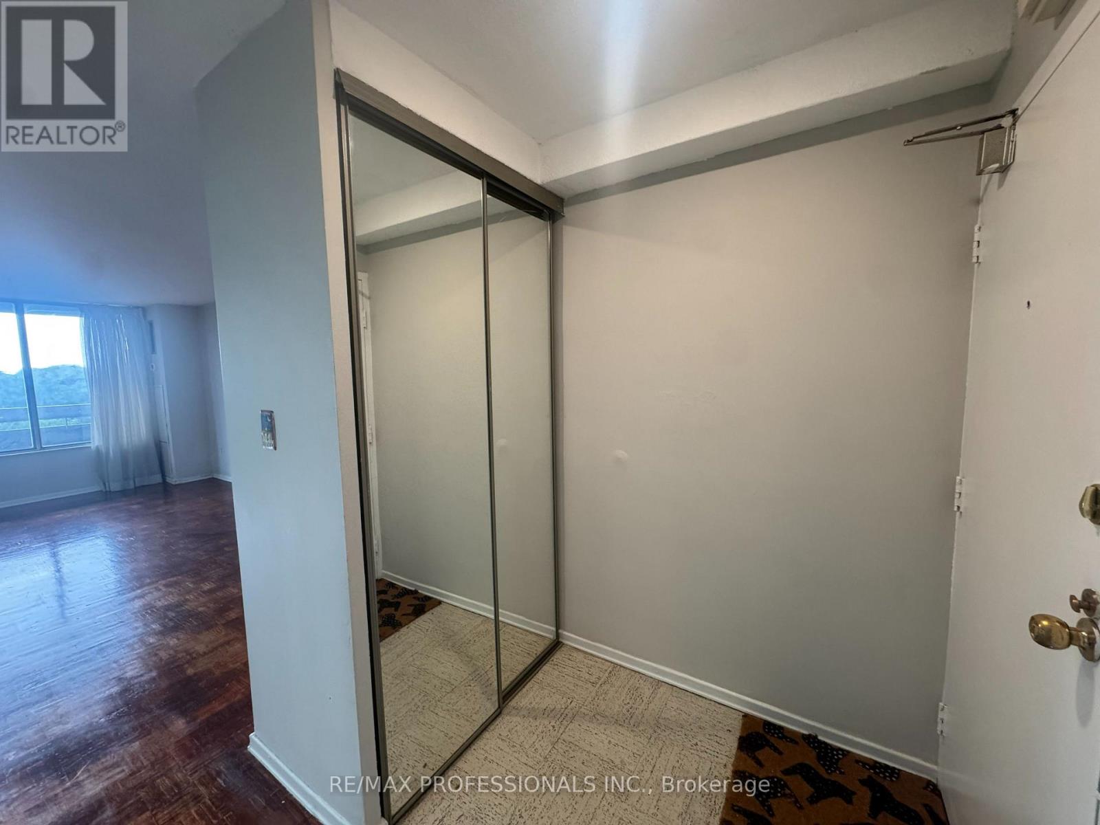 602 - 11 Wincott Drive, Toronto, Ontario  M9R 2R9 - Photo 2 - W13428182