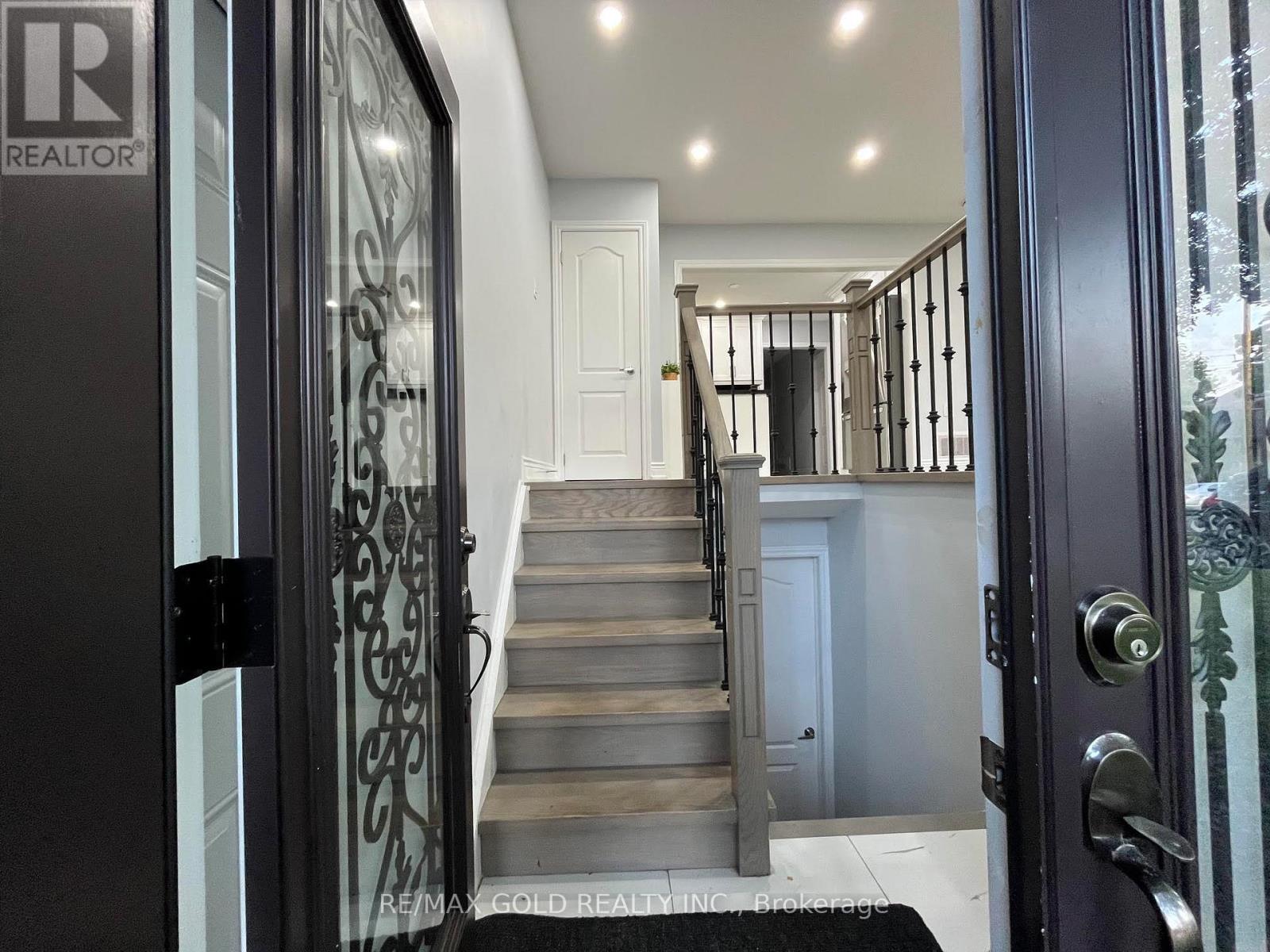 30 Moynes Avenue, Toronto, Ontario M8Y 3B8 - Photo 4 - W13680144