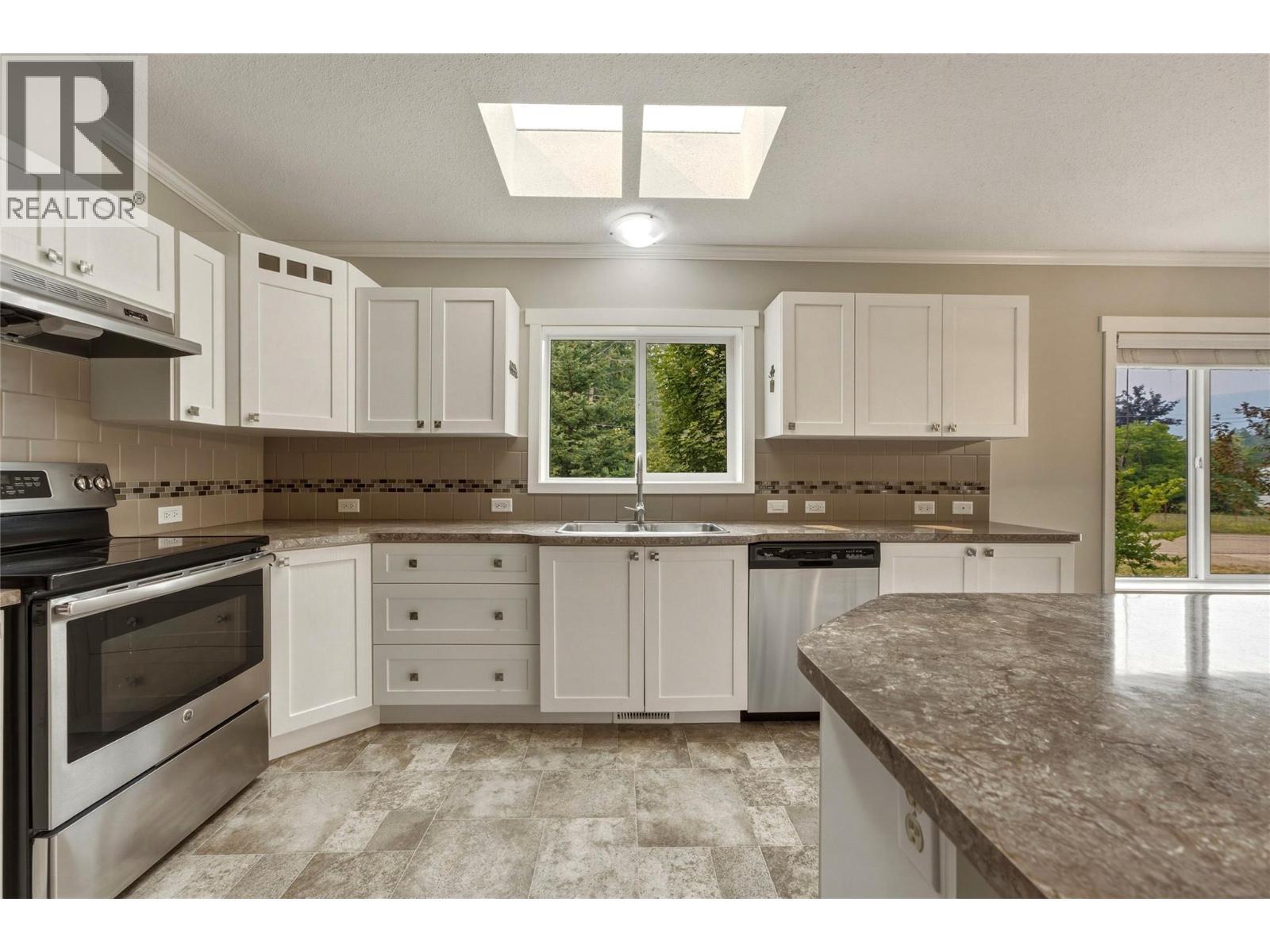 518 Willow Street, Fauquier, British Columbia  V0G 1K0 - Photo 23 - 10397571