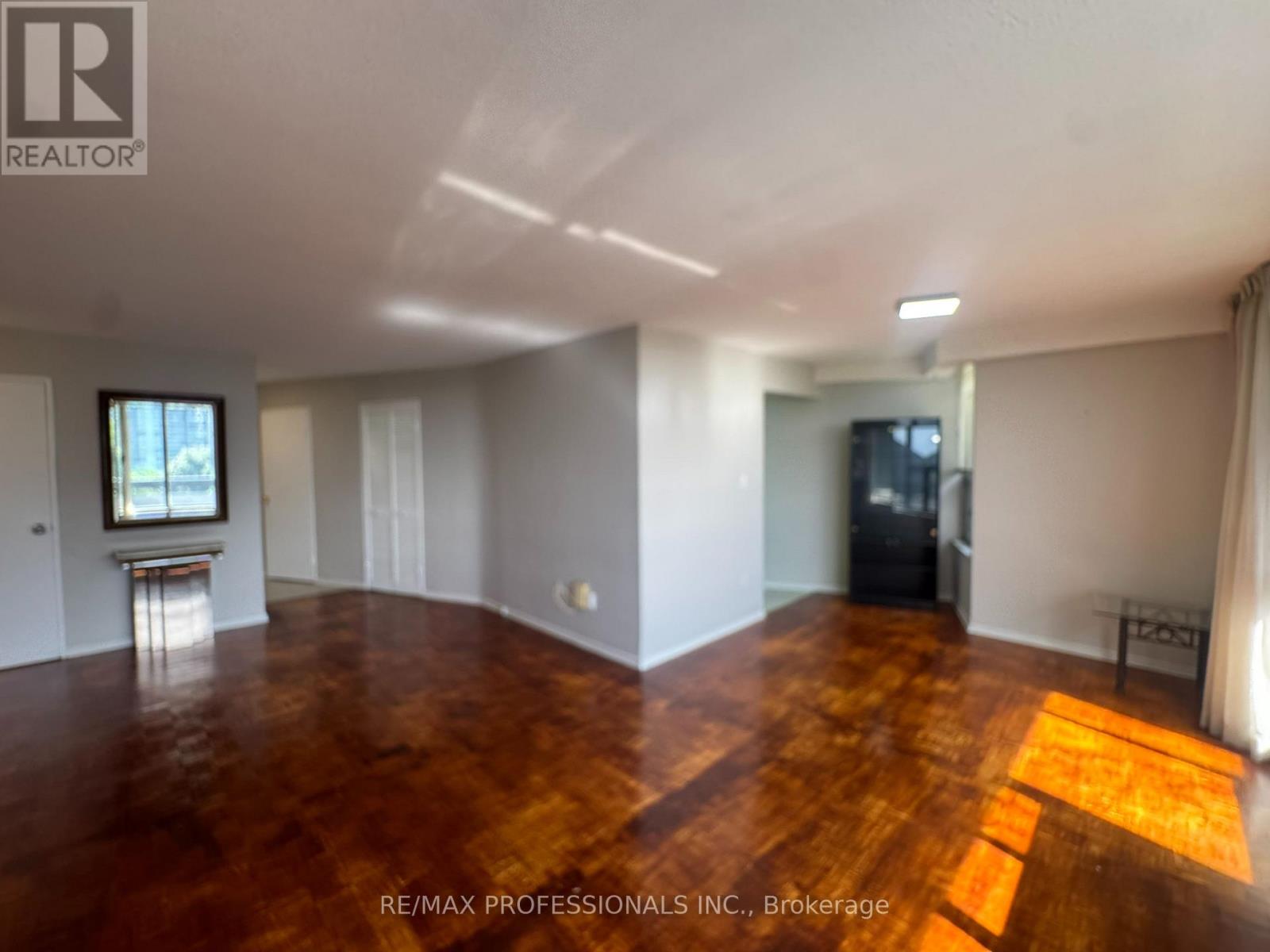 602 - 11 Wincott Drive, Toronto, Ontario  M9R 2R9 - Photo 5 - W13428182