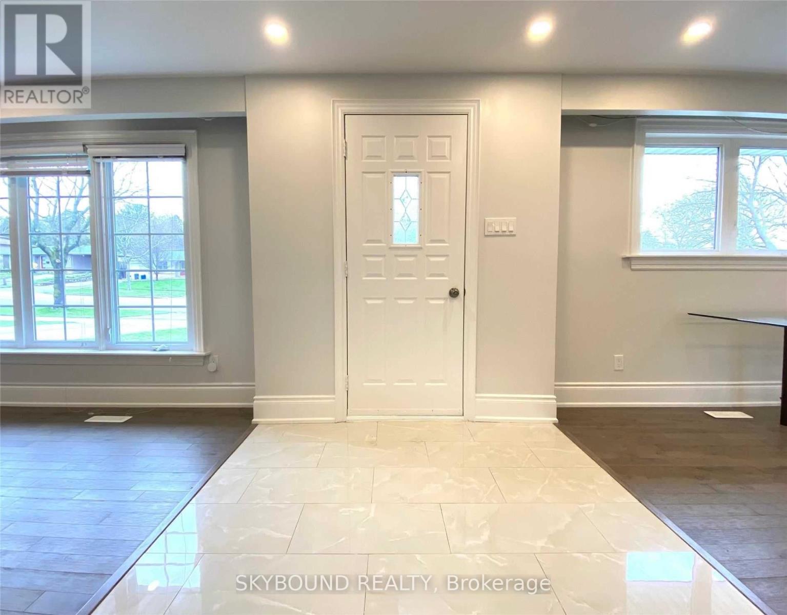 165 Orchard Heights Boulevard, Aurora, Ontario  L4G 3A3 - Photo 2 - N13680754