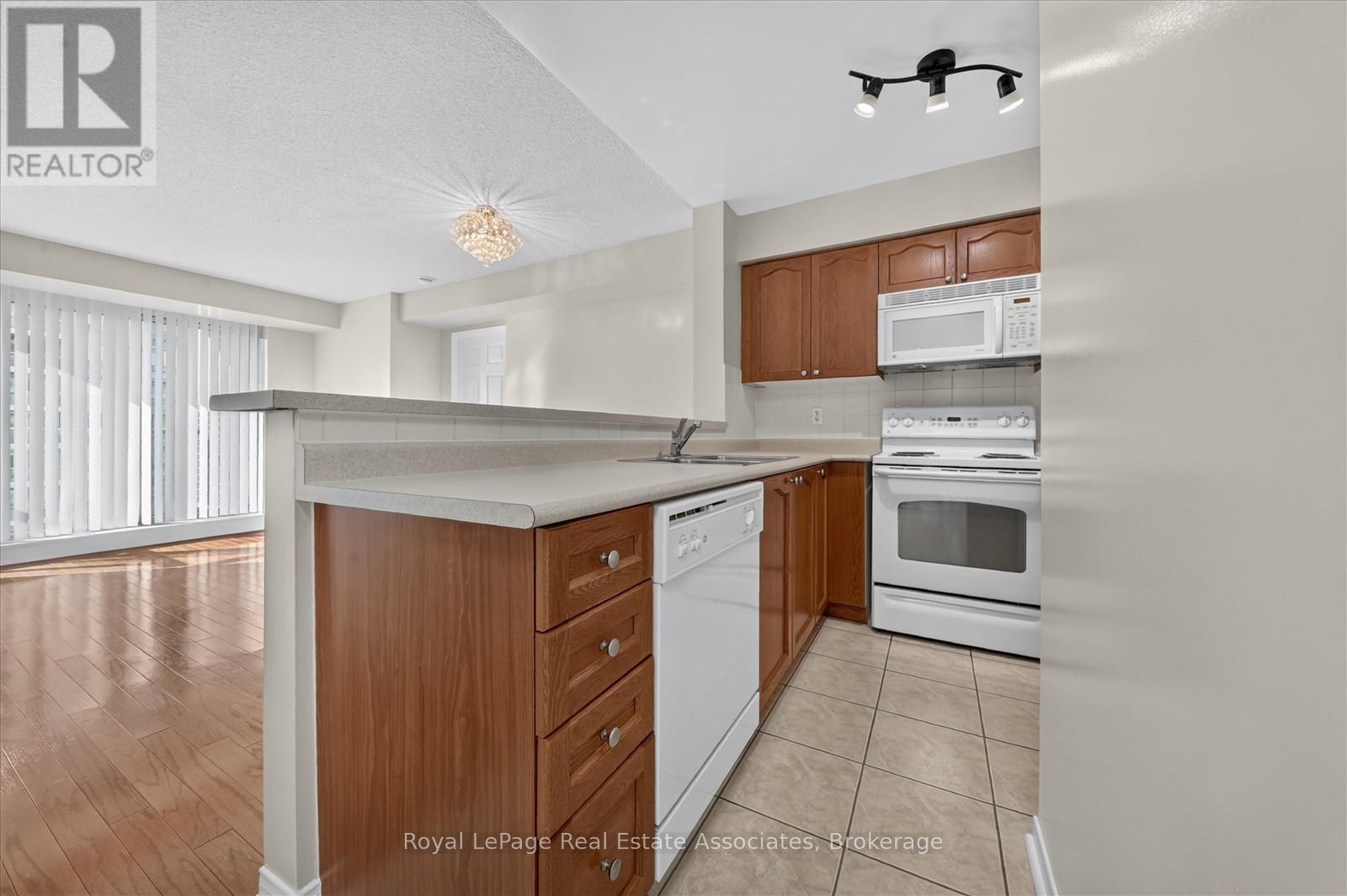 908 - 7 Michael Power Place, Toronto, Ontario  M9A 0A4 - Photo 3 - W13680726