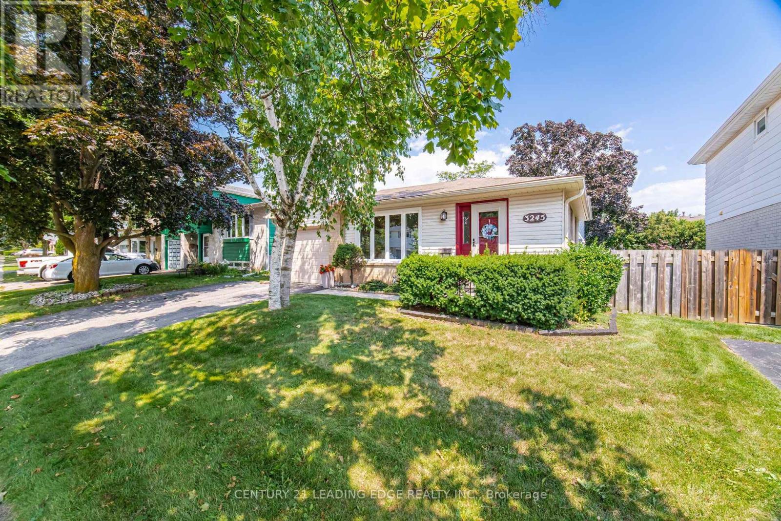 3245 Lansdown Drive, Burlington, Ontario  L7M 1K1 - Photo 2 - W13680846