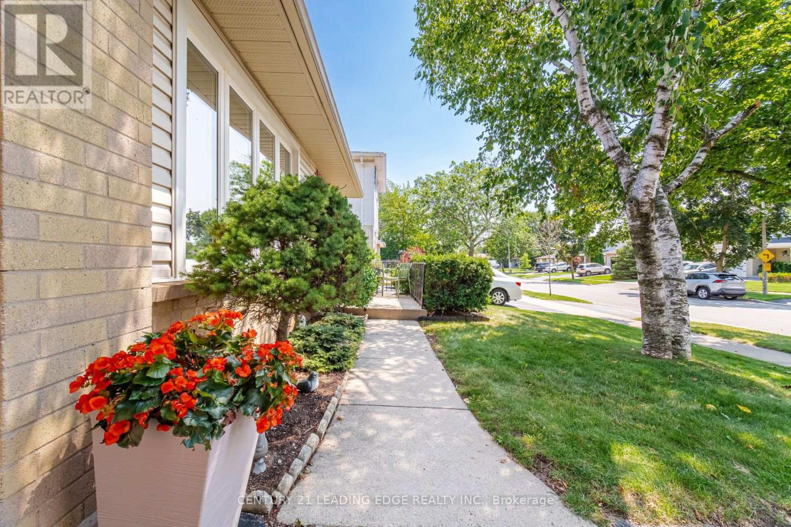 3245 Lansdown Drive, Burlington, Ontario  L7M 1K1 - Photo 4 - W13680846