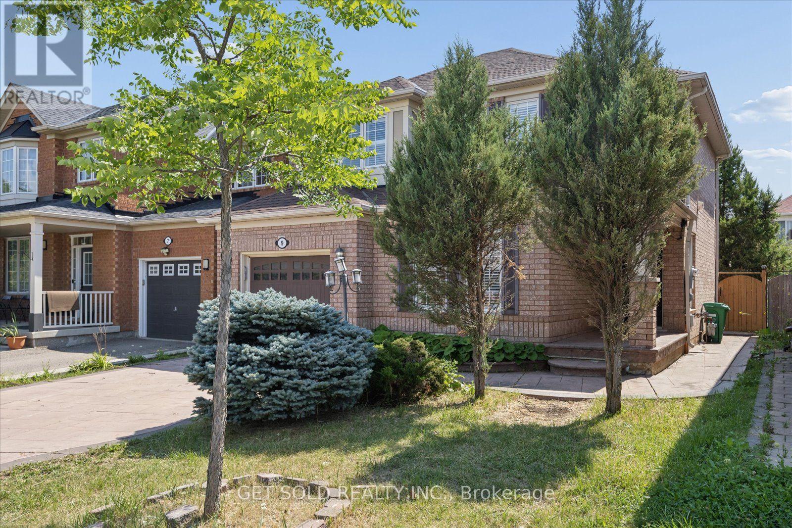 9 Raccoon Street, Brampton, Ontario  L6S 6L8 - Photo 3 - W13680848