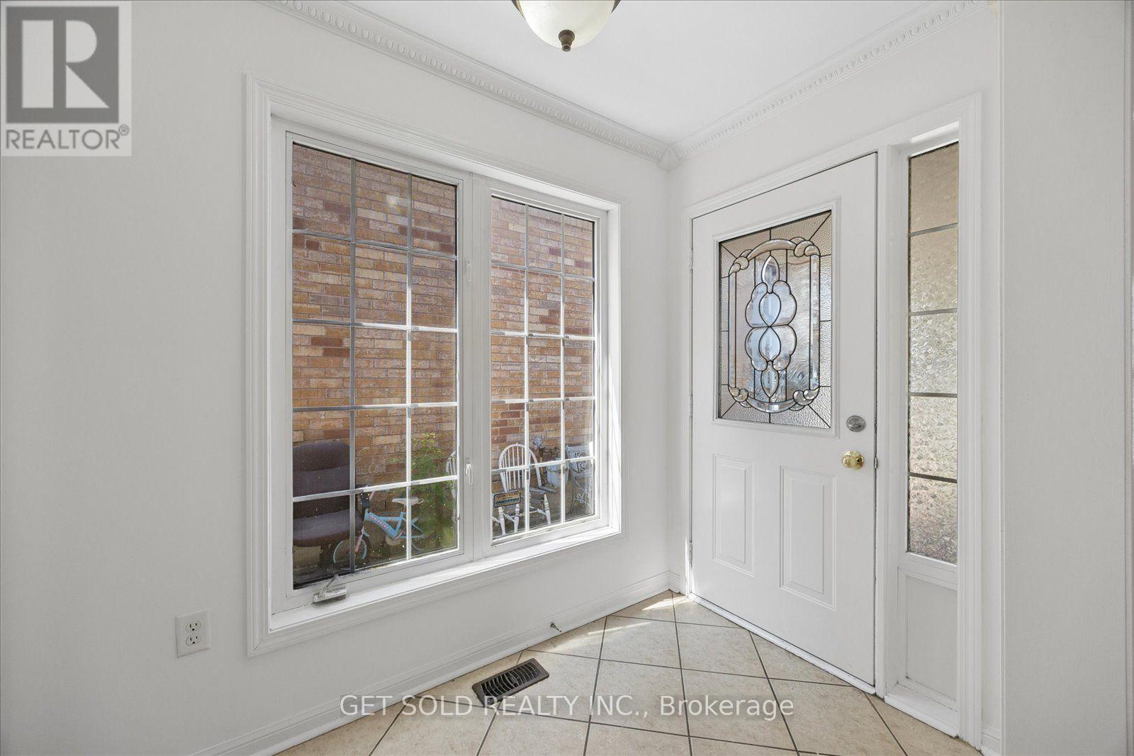9 Raccoon Street, Brampton, Ontario  L6S 6L8 - Photo 5 - W13680848
