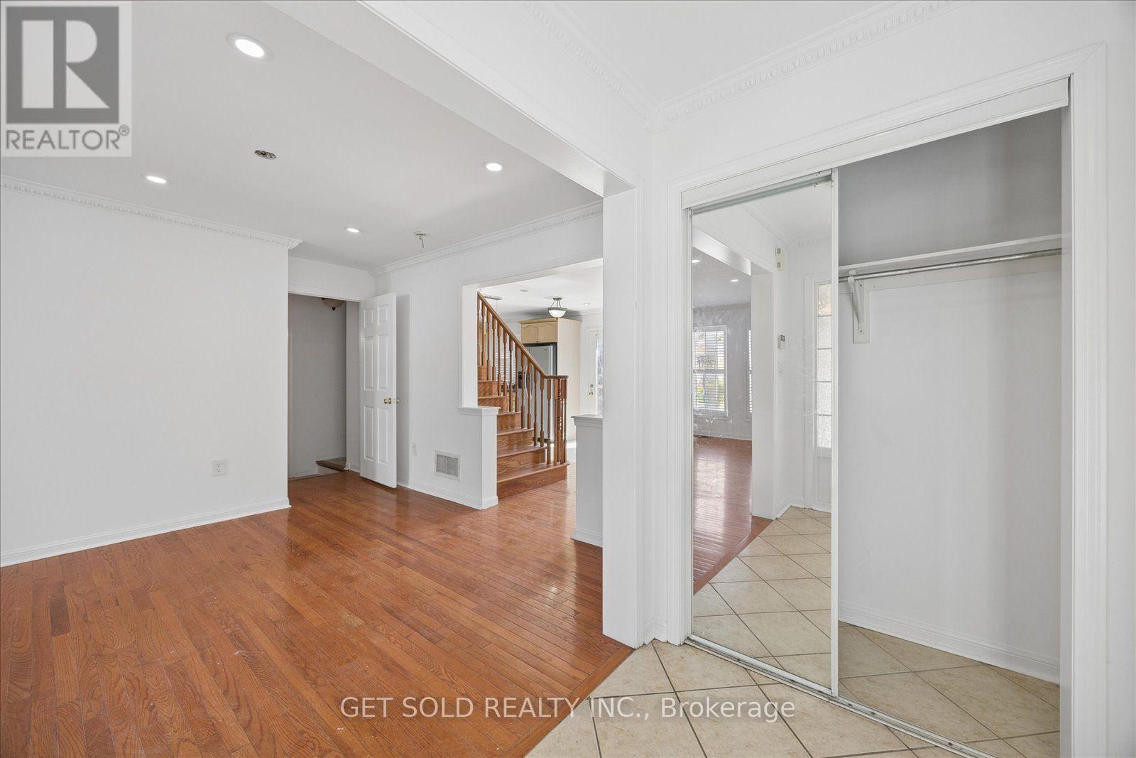 9 Raccoon Street, Brampton, Ontario  L6S 6L8 - Photo 6 - W13680848
