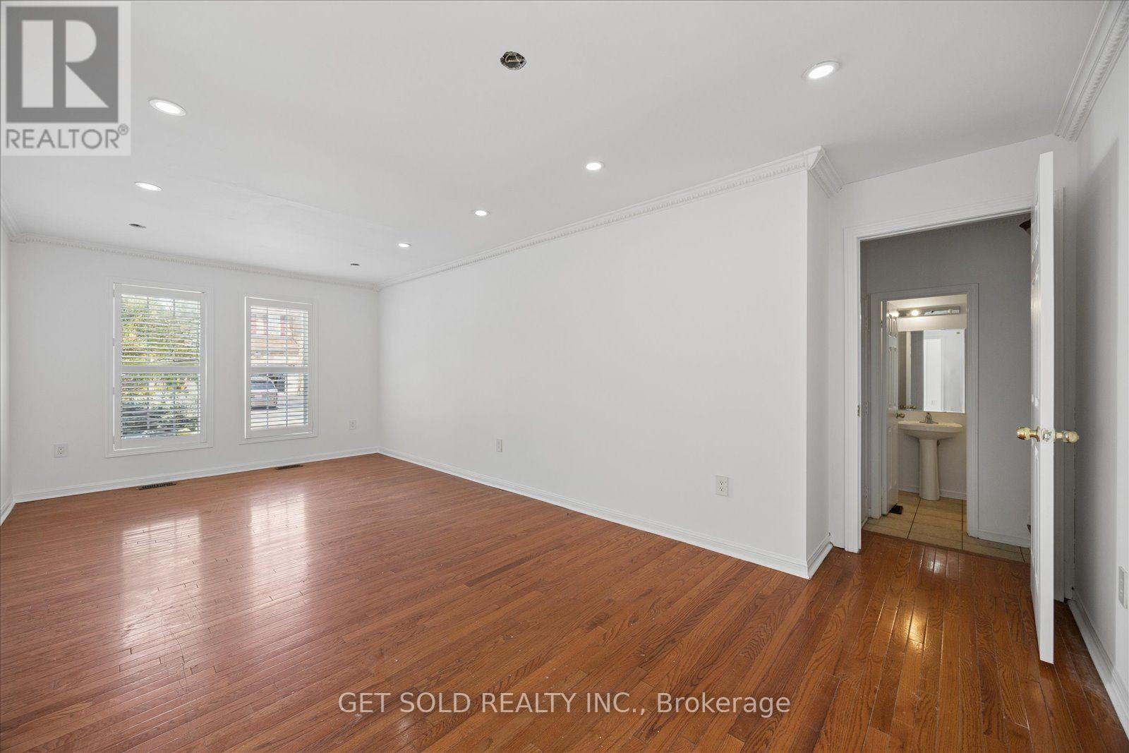 9 Raccoon Street, Brampton, Ontario  L6S 6L8 - Photo 8 - W13680848