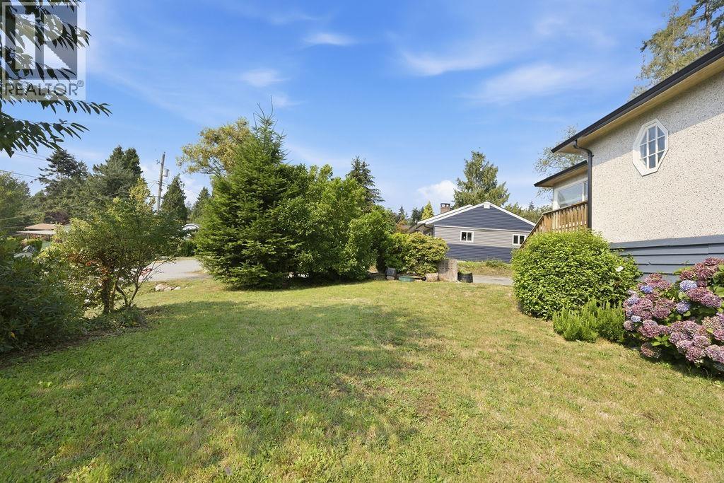 1022 Rosamund Road, Gibsons, British Columbia  V0N 1V3 - Photo 2 - R3156143