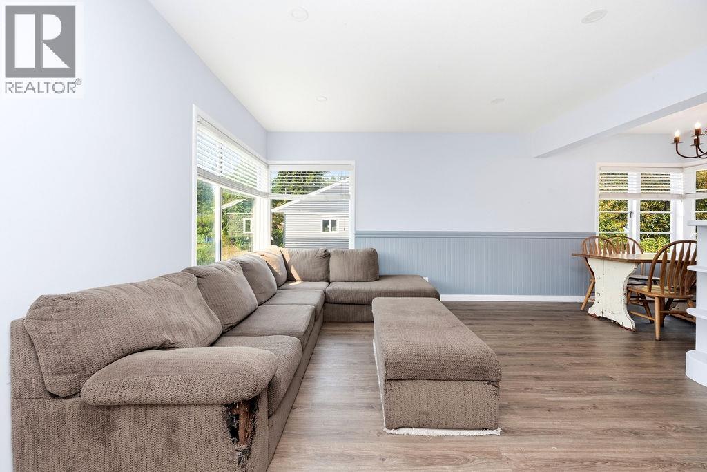 1022 Rosamund Road, Gibsons, British Columbia  V0N 1V3 - Photo 8 - R3156143