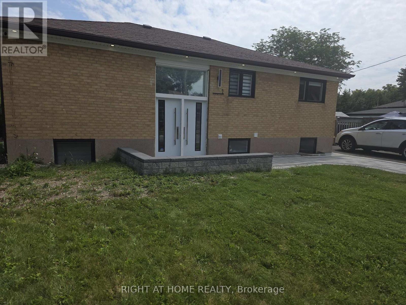 (MAIN FLOOR) - 1 HURON COURT, Aurora, Ontario