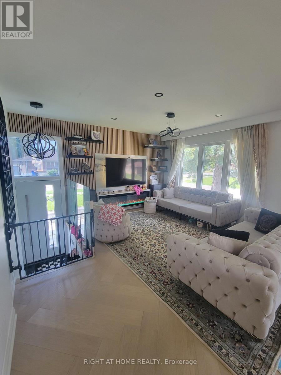 (Main Floor) - 1 Huron Court, Aurora, Ontario  L4G 2X7 - Photo 2 - N13680896