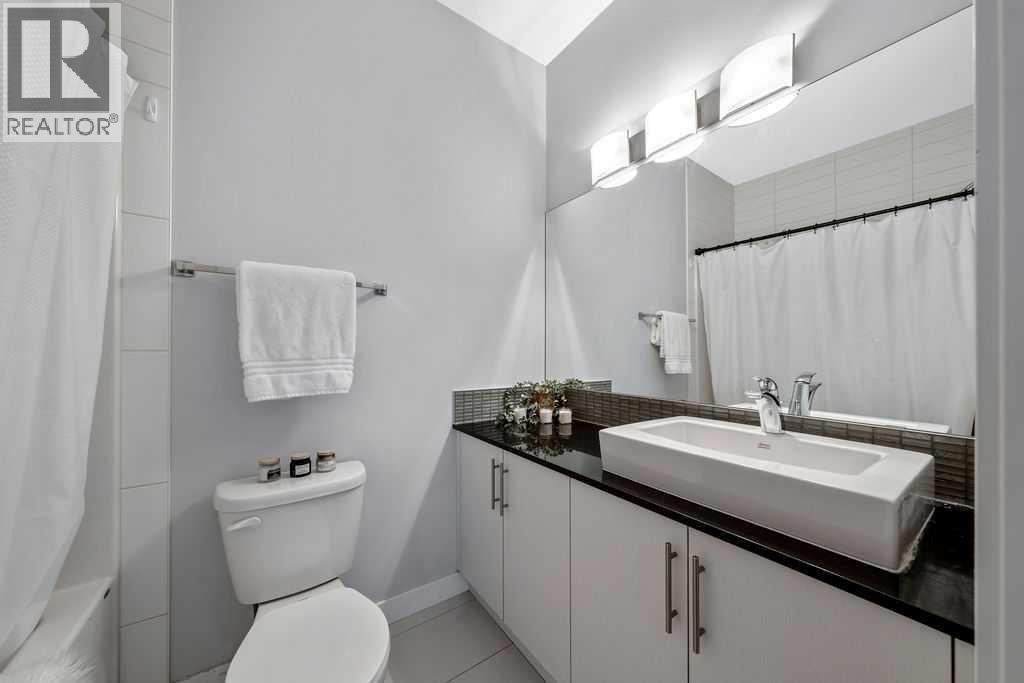 22 West Coach Manor SW, Calgary, Alberta  T3H 1R7 - Photo 14 - A2332722