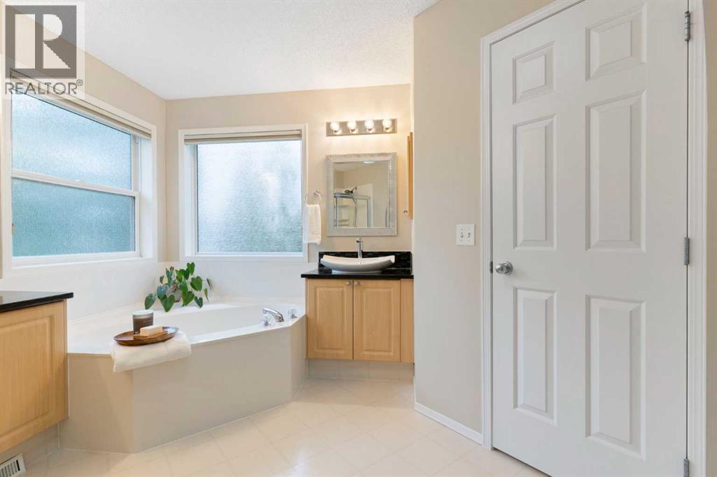 131 Valley Stream Close NW, Calgary, Alberta  T3B 5V7 - Photo 30 - A2337160
