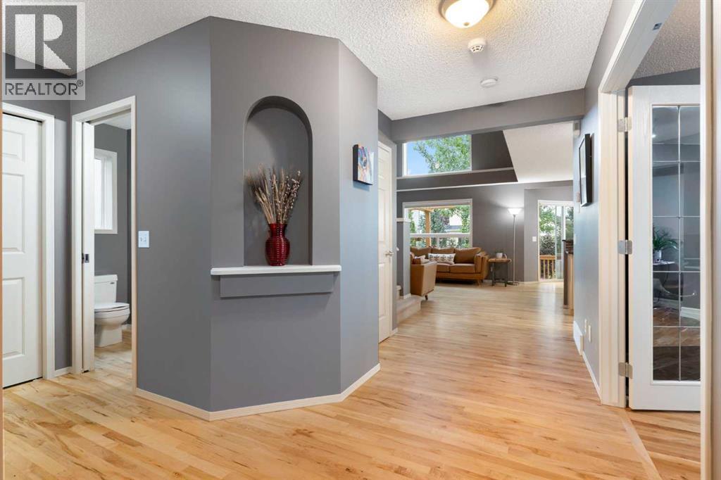 131 Valley Stream Close NW, Calgary, Alberta  T3B 5V7 - Photo 4 - A2337160