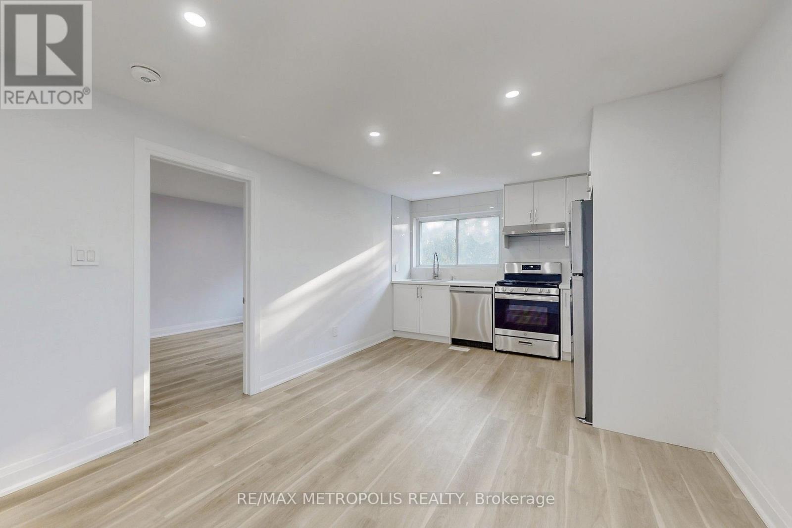 Upper - 85 Primula Crescent, Toronto, Ontario  M9L 1J9 - Photo 4 - W13669344