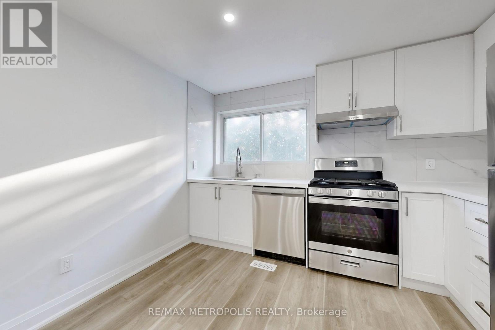 Upper - 85 Primula Crescent, Toronto, Ontario  M9L 1J9 - Photo 6 - W13669344