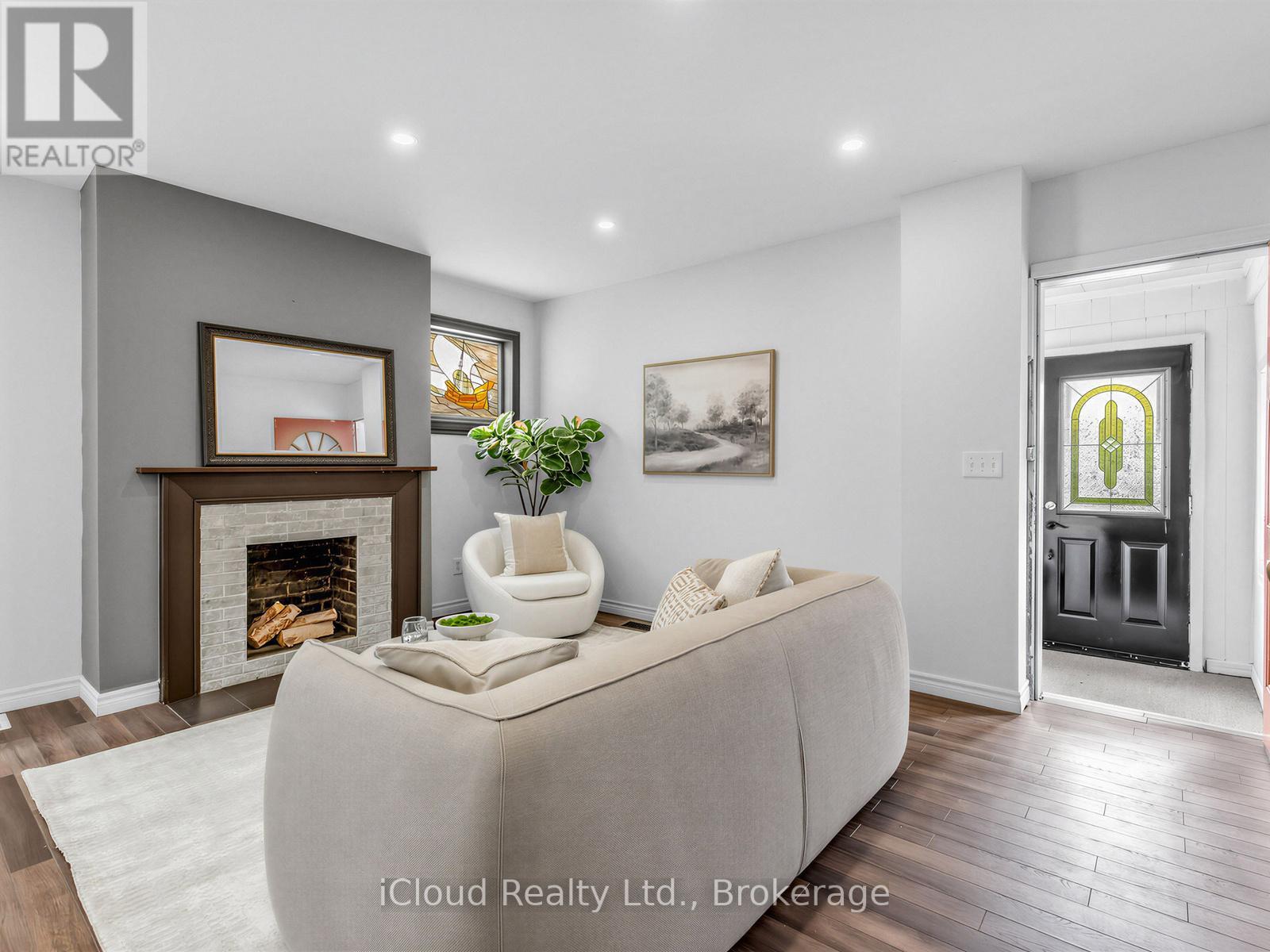 1303 Woodbine Avenue, Toronto, Ontario  M4C 4E8 - Photo 3 - E13680998