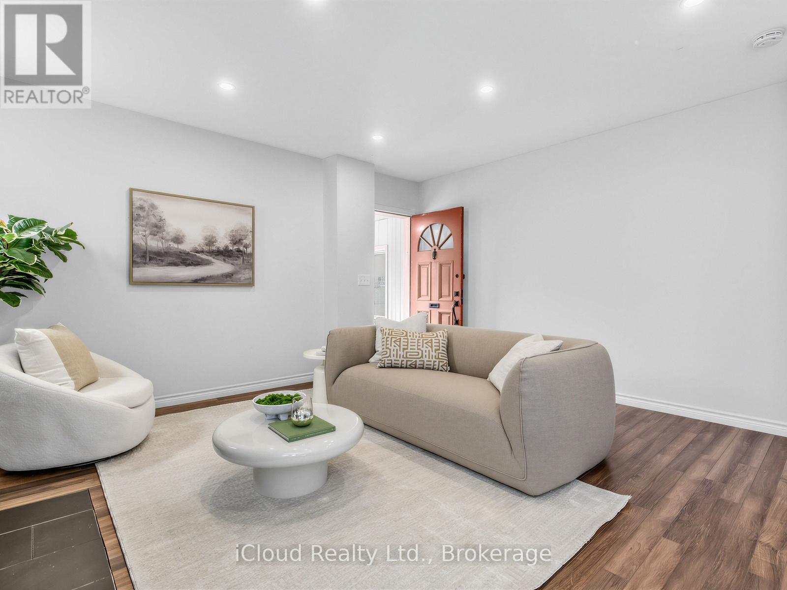 1303 Woodbine Avenue, Toronto, Ontario  M4C 4E8 - Photo 4 - E13680998