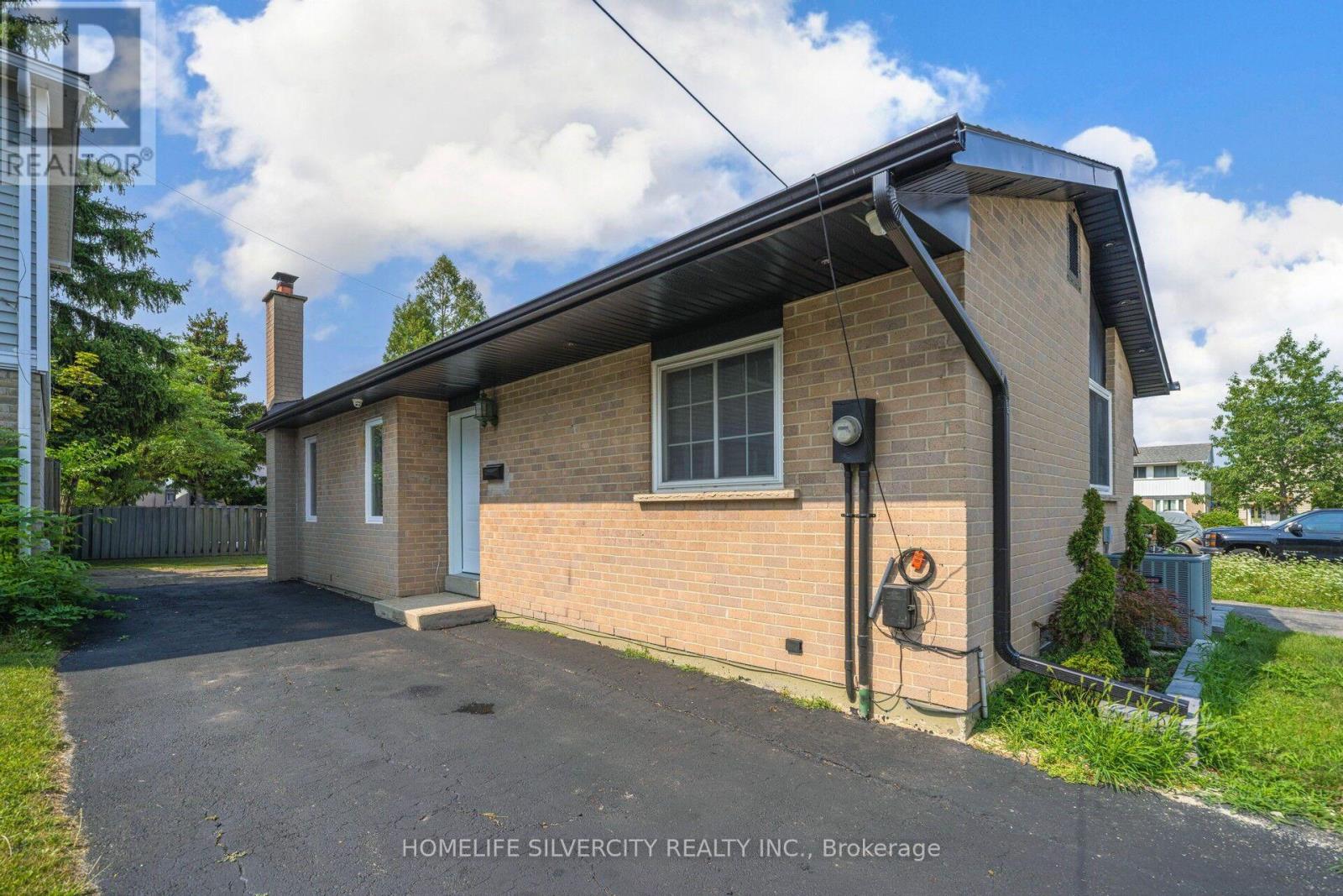 3 Hapsbury Square, Brampton, Ontario  L6S 1Y7 - Photo 2 - W13681018