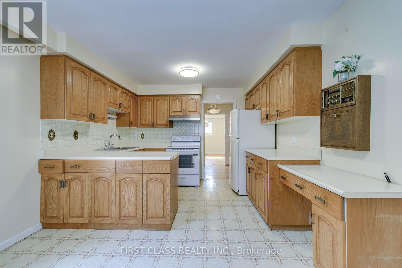 Upper Unit - 1353 Myron Drive, Mississauga, Ontario  L5E 2N5 - Photo 11 - W13648236