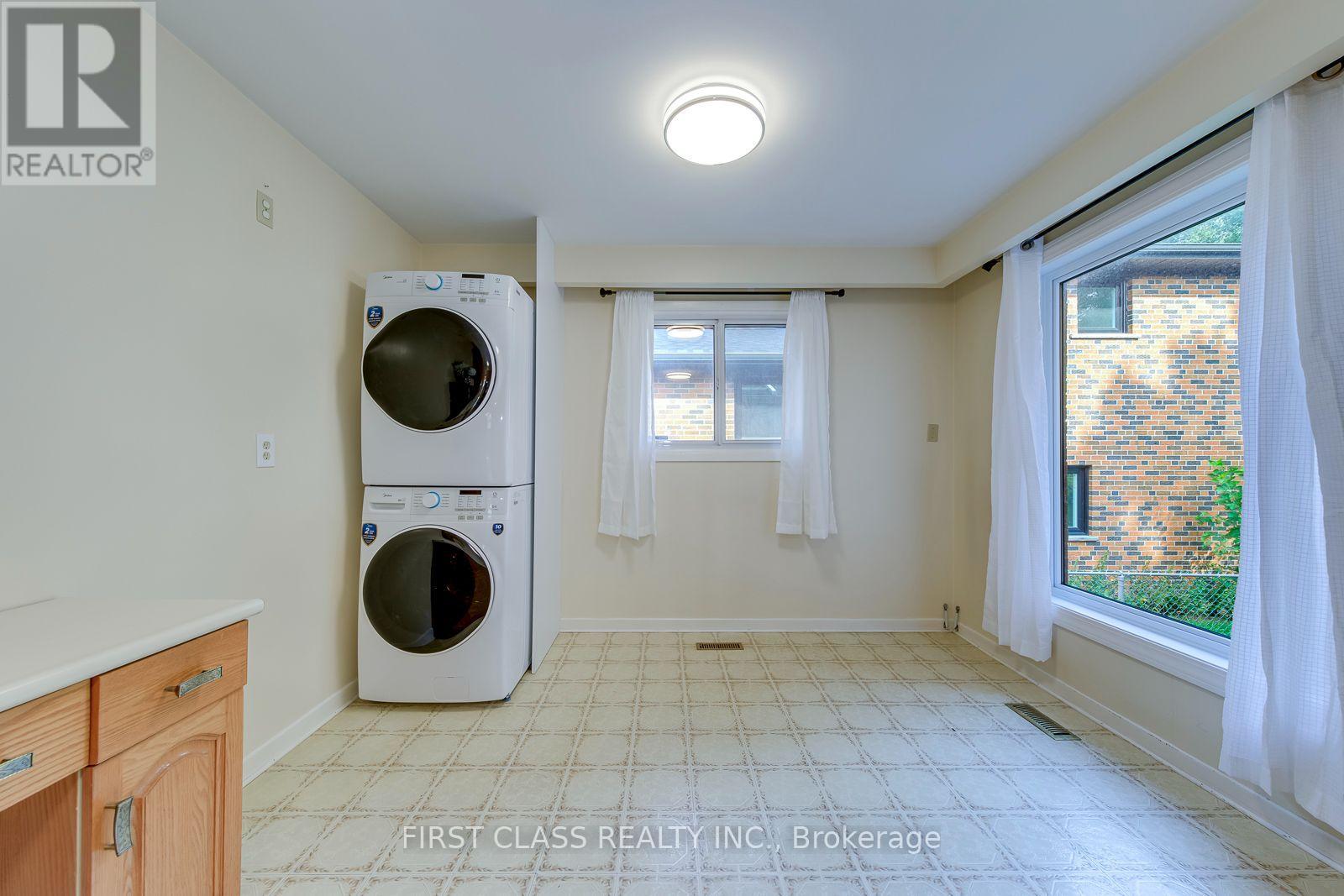 Upper Unit - 1353 Myron Drive, Mississauga, Ontario  L5E 2N5 - Photo 15 - W13648236