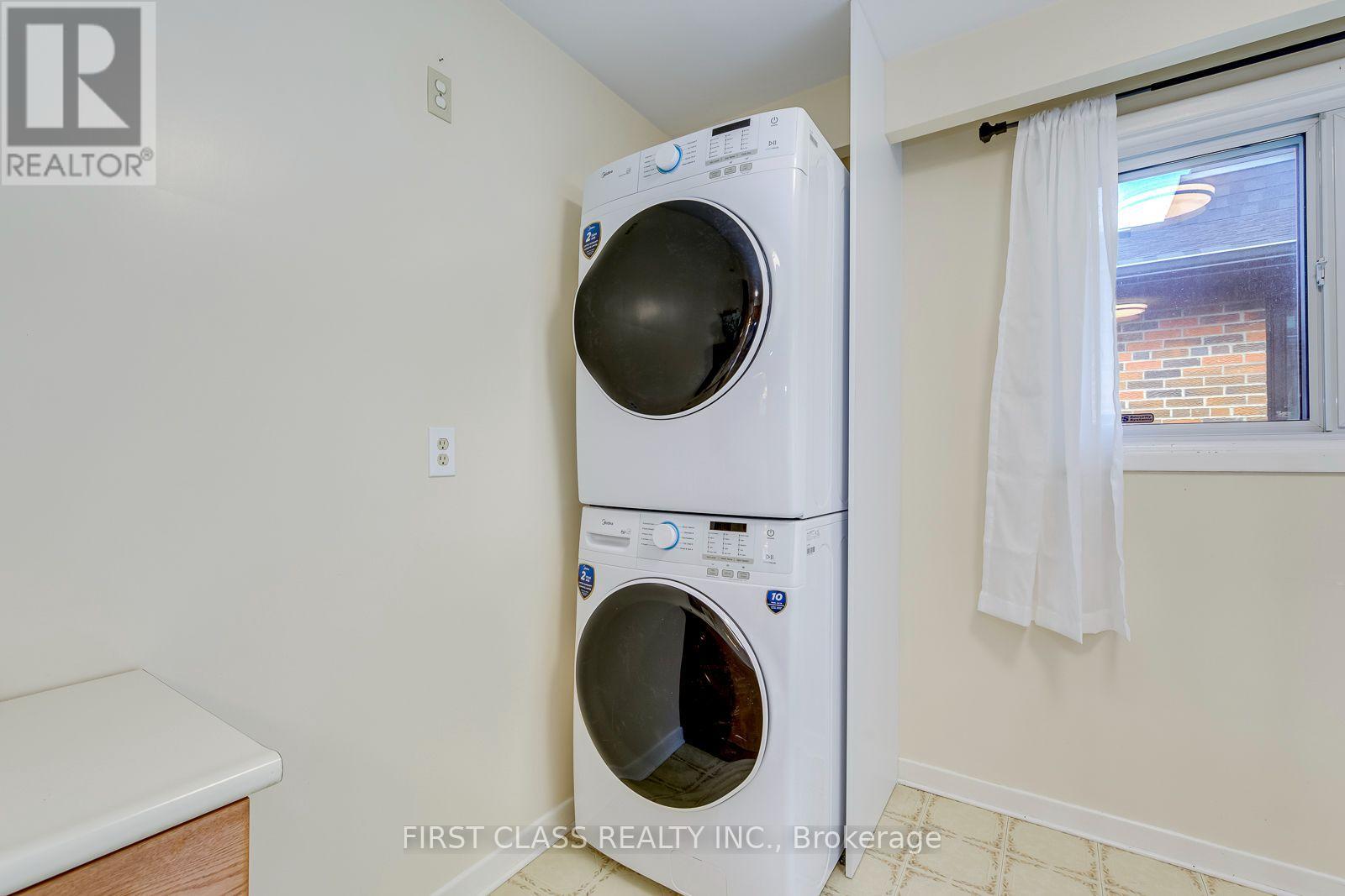 Upper Unit - 1353 Myron Drive, Mississauga, Ontario  L5E 2N5 - Photo 17 - W13648236