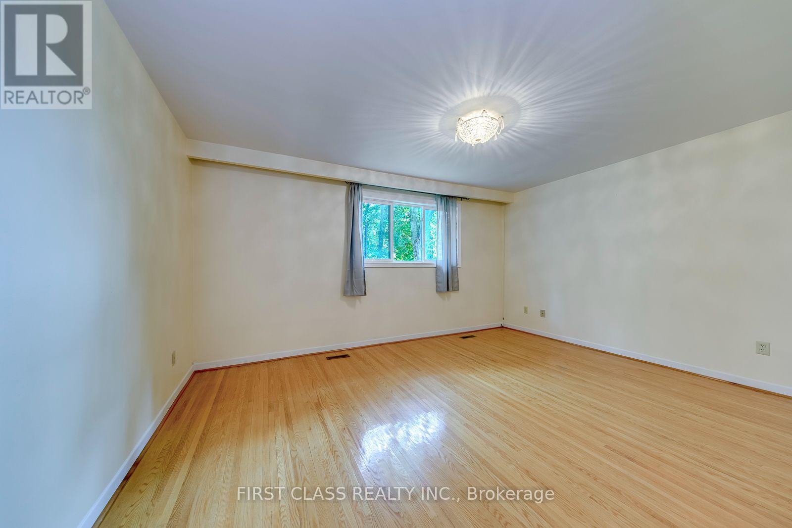 Upper Unit - 1353 Myron Drive, Mississauga, Ontario  L5E 2N5 - Photo 19 - W13648236