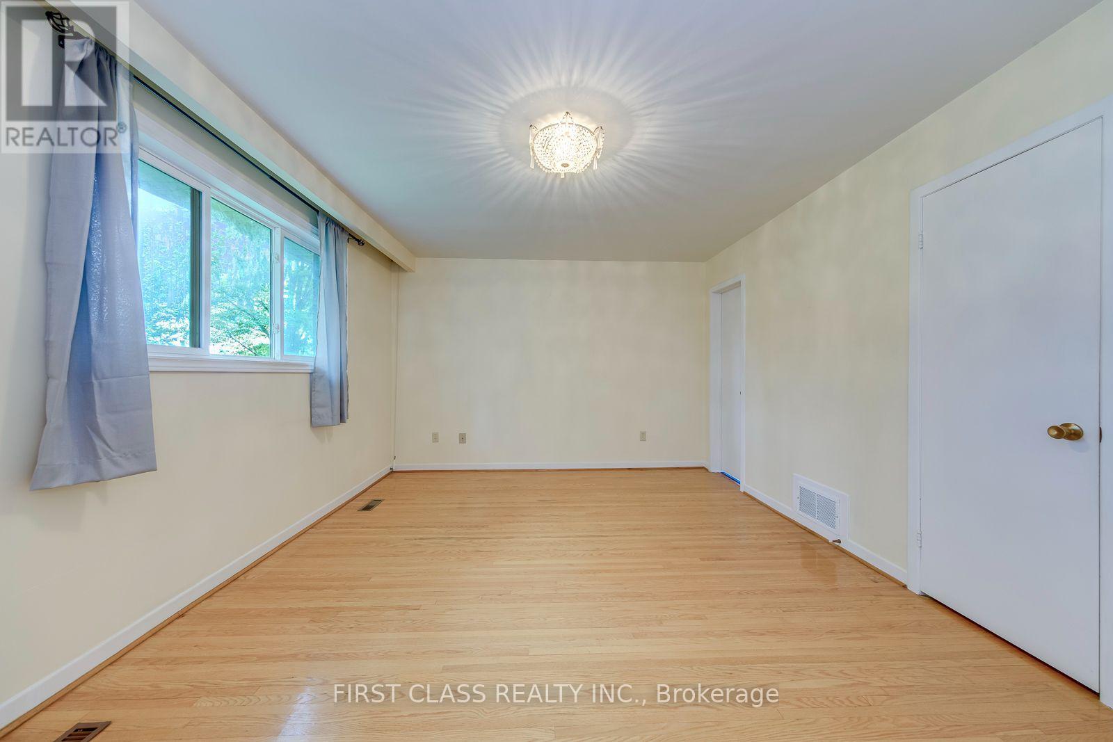 Upper Unit - 1353 Myron Drive, Mississauga, Ontario  L5E 2N5 - Photo 20 - W13648236