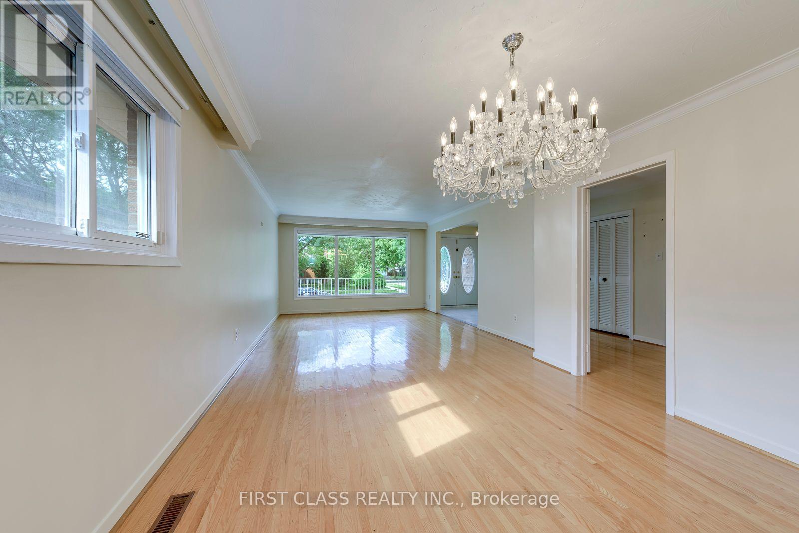 Upper Unit - 1353 Myron Drive, Mississauga, Ontario  L5E 2N5 - Photo 10 - W13648236