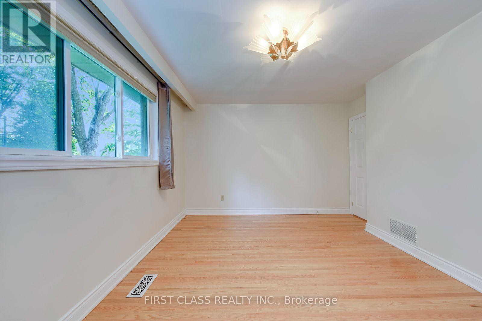 Upper Unit - 1353 Myron Drive, Mississauga, Ontario  L5E 2N5 - Photo 25 - W13648236