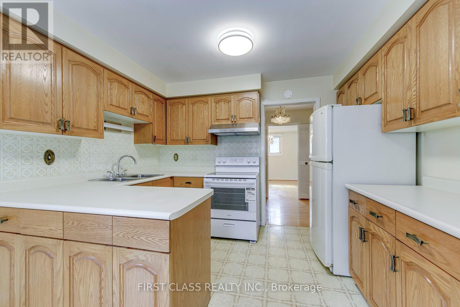 Upper Unit - 1353 Myron Drive, Mississauga, Ontario  L5E 2N5 - Photo 12 - W13648236