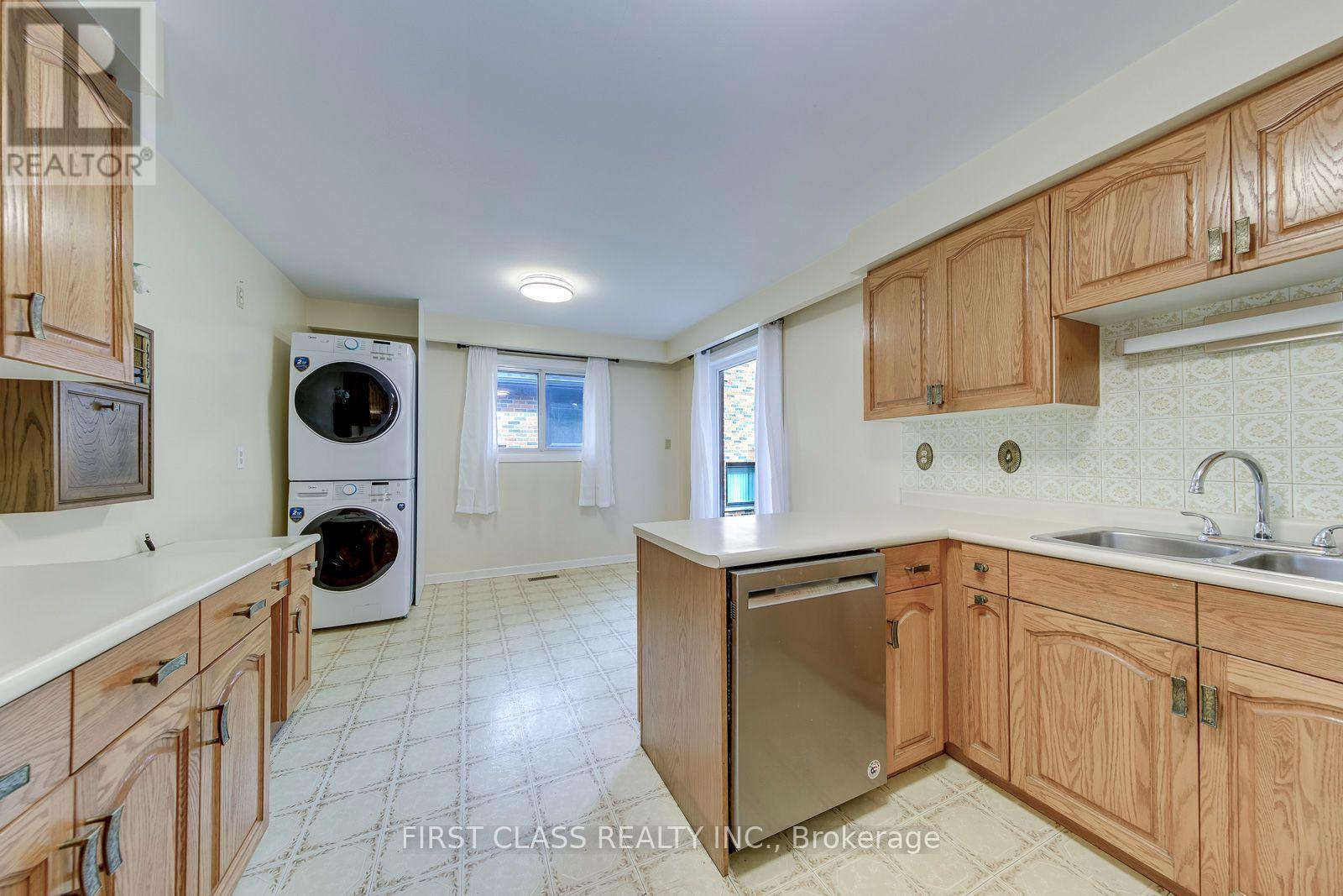 Upper Unit - 1353 Myron Drive, Mississauga, Ontario  L5E 2N5 - Photo 14 - W13648236