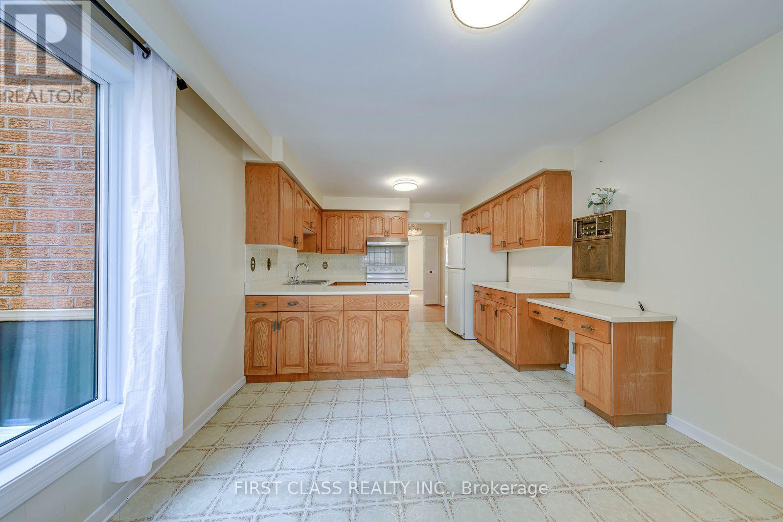 Upper Unit - 1353 Myron Drive, Mississauga, Ontario  L5E 2N5 - Photo 16 - W13648236