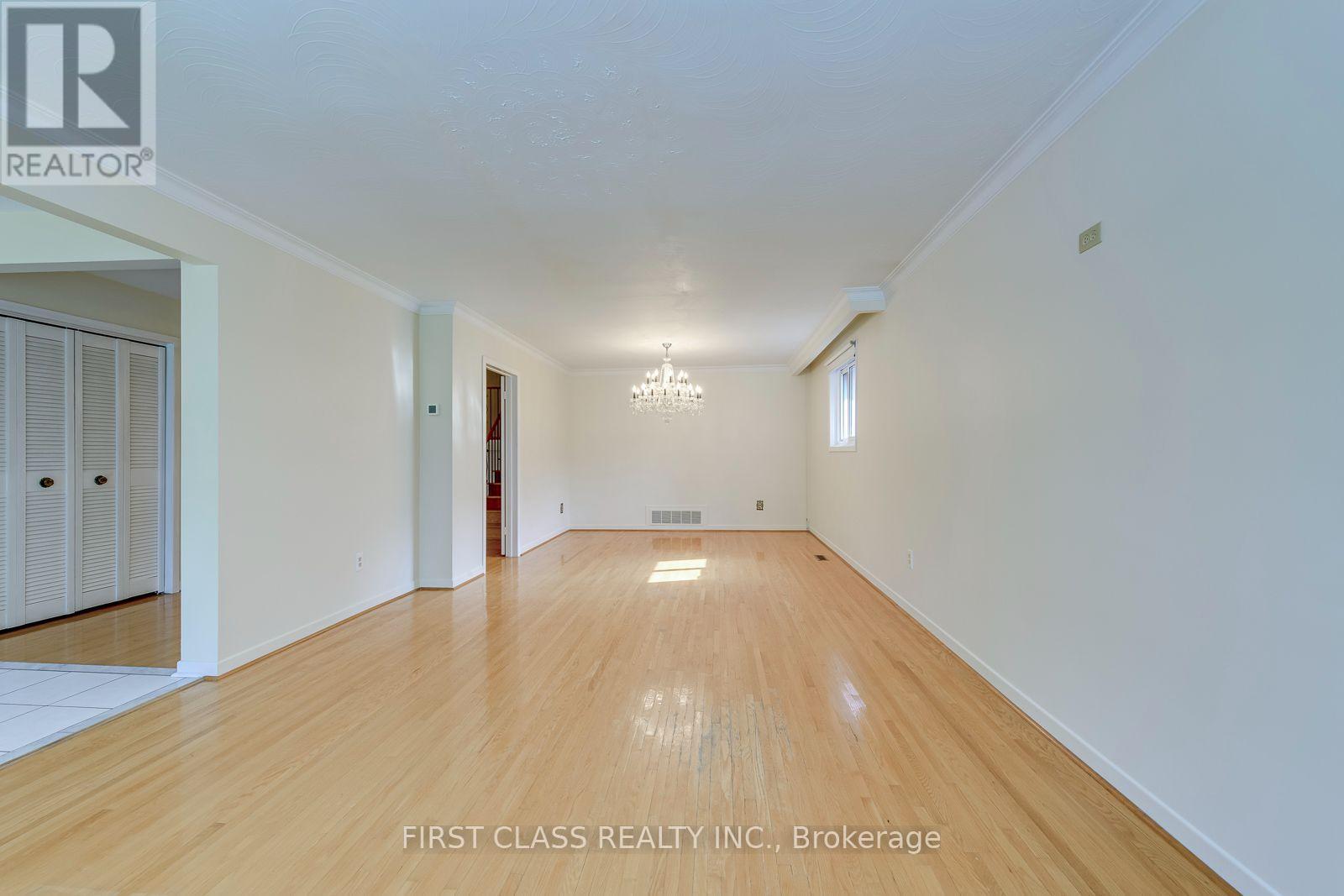 Upper Unit - 1353 Myron Drive, Mississauga, Ontario  L5E 2N5 - Photo 7 - W13648236