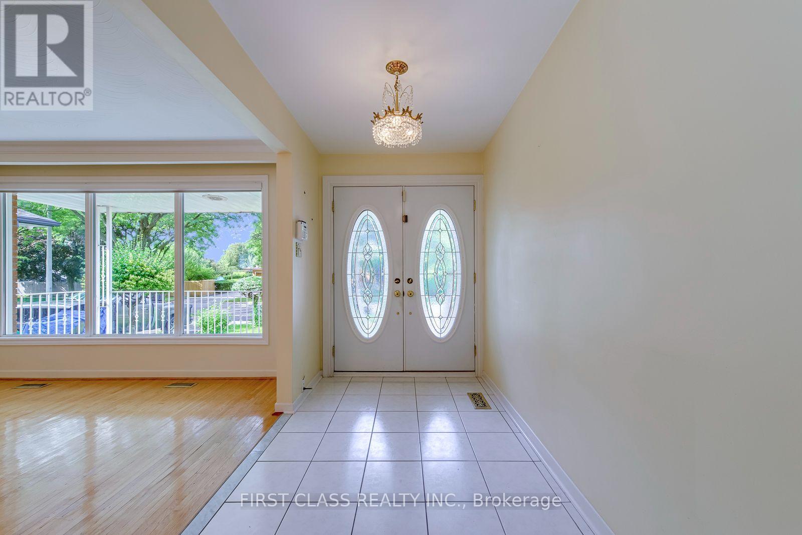 Upper Unit - 1353 Myron Drive, Mississauga, Ontario  L5E 2N5 - Photo 4 - W13648236