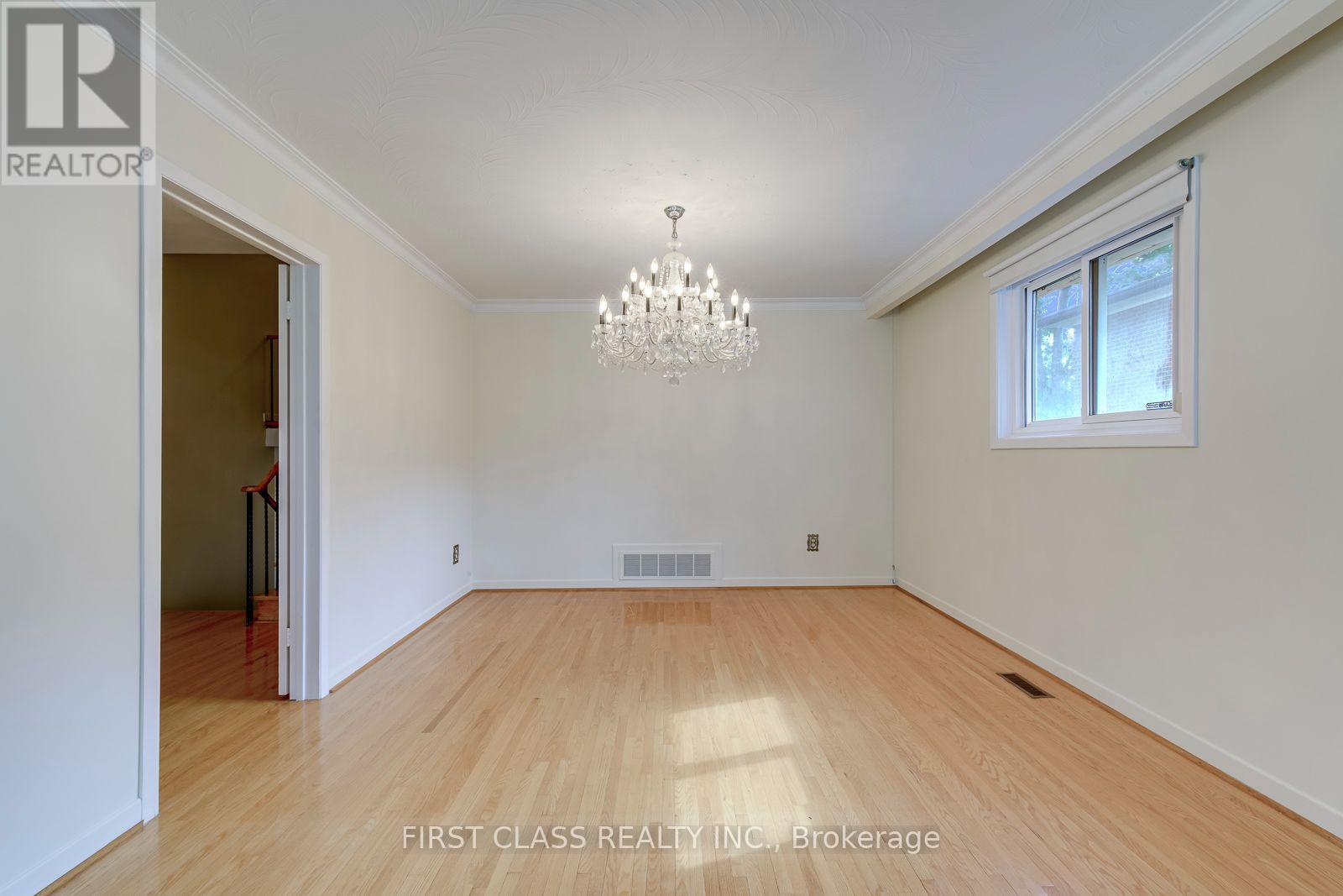 Upper Unit - 1353 Myron Drive, Mississauga, Ontario  L5E 2N5 - Photo 8 - W13648236
