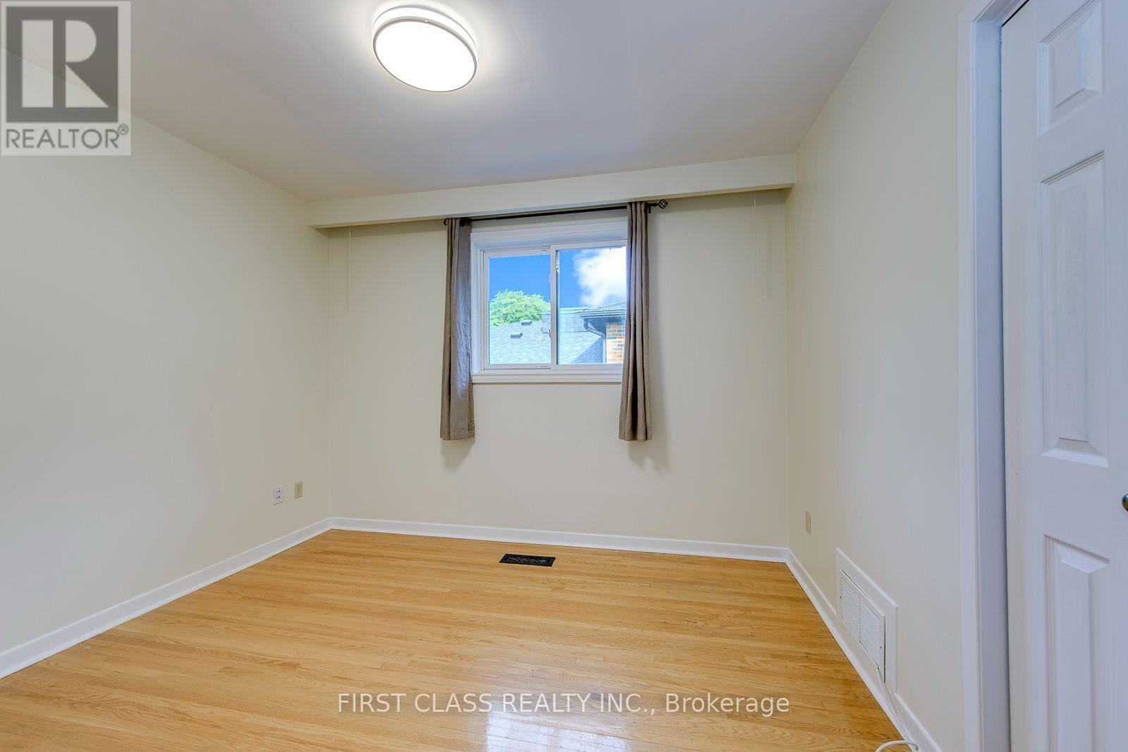 Upper Unit - 1353 Myron Drive, Mississauga, Ontario  L5E 2N5 - Photo 27 - W13648236